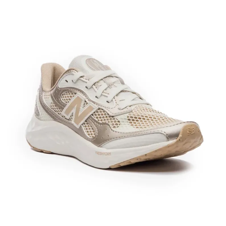 Imagem frontal em ângulo do tênis New Balance bege com entressola Fresh Foam